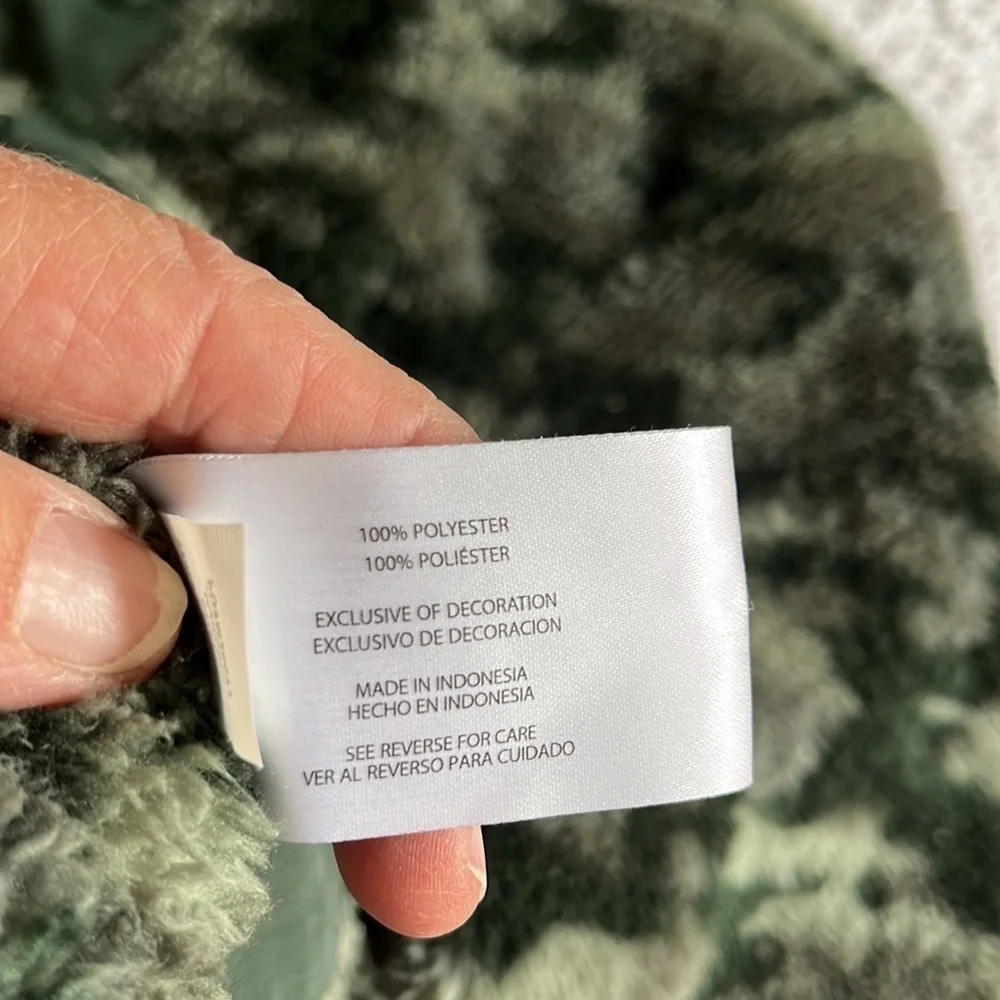 Eddie Bauer dark green camouflage, fleece pullover. Size Small
